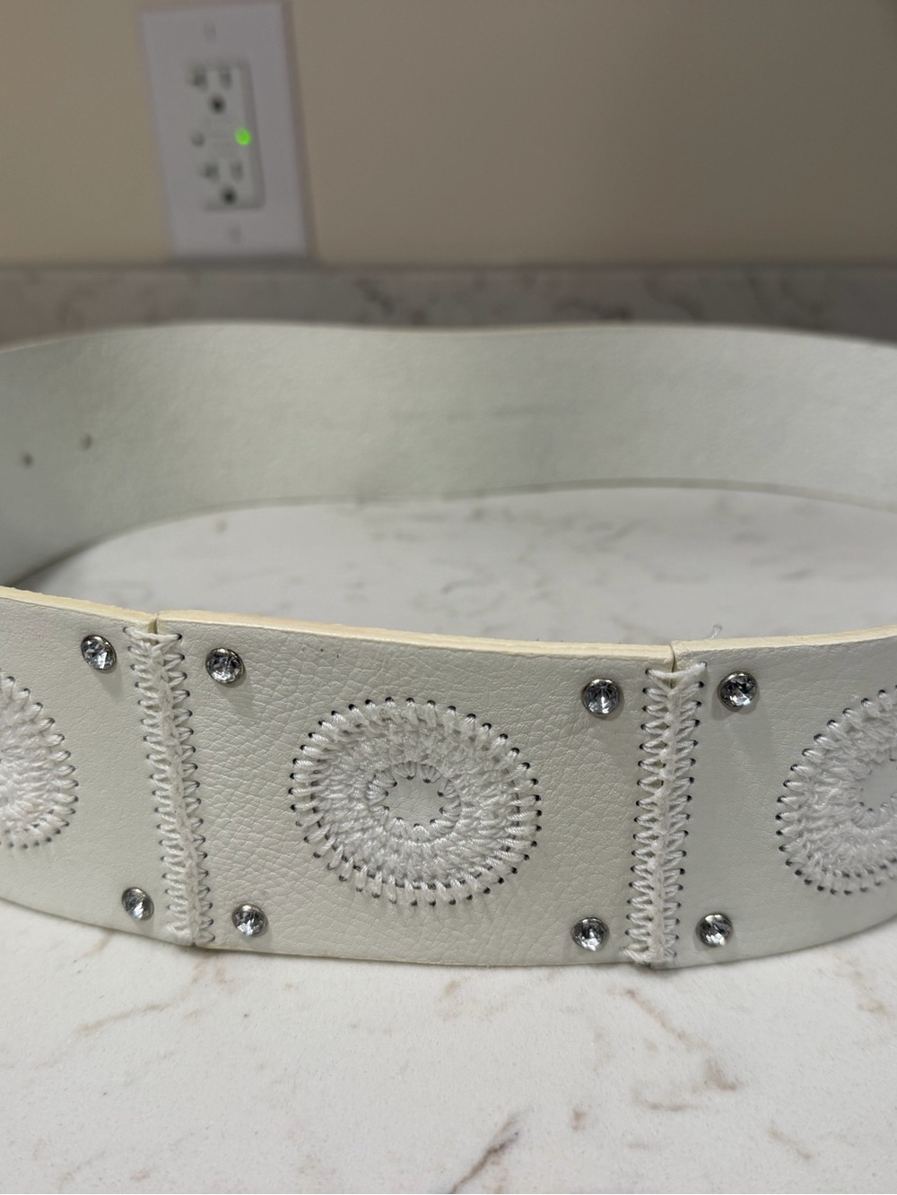 GUESS White Leather Studded Embroidered Wide Belt M NWOT - Picture 2 of 9